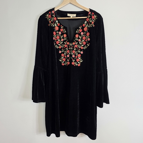 Solitaire Dresses & Skirts - Solitaire Bohemian Boho Embroidered Floral Velvet V Neck Dress Sz Large